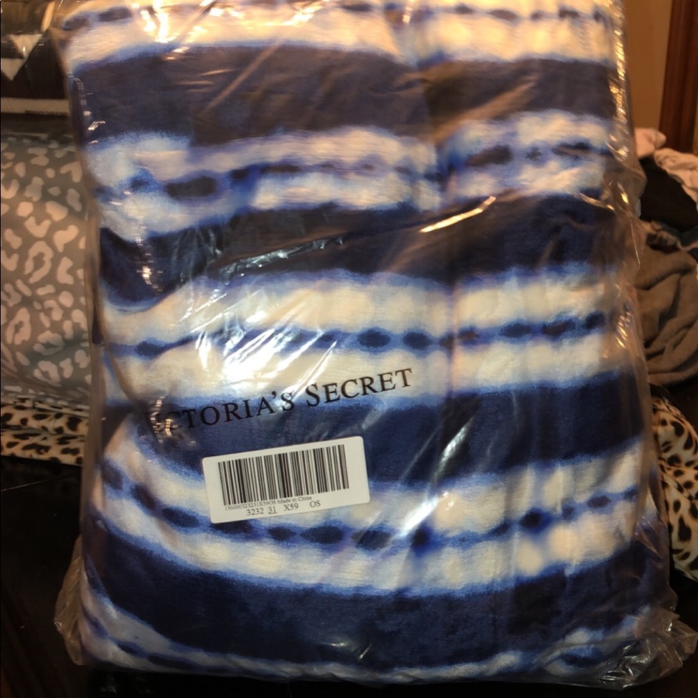 Victoria Secret sherpa blanket tye dye